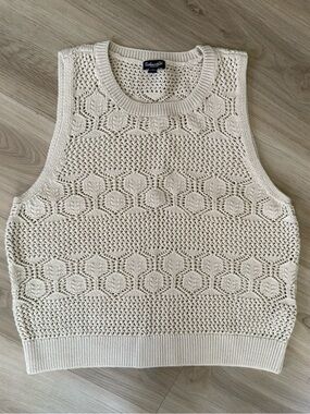 Splendid
Cream Sleeveless Sweater Vest
Size: Medium